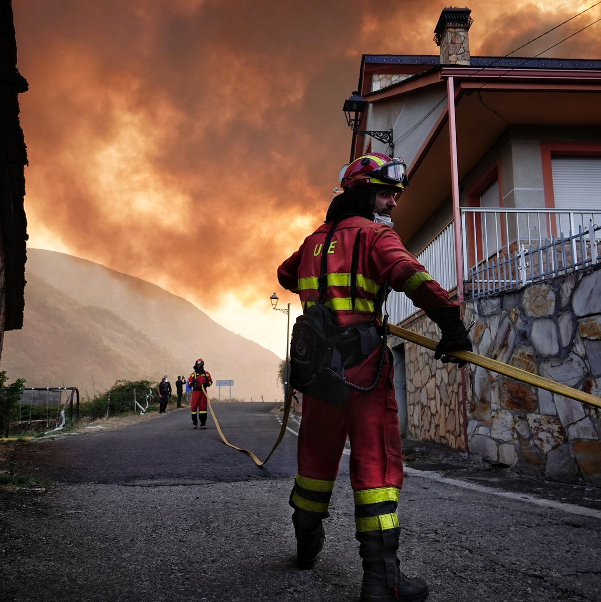 Während sich die Lage bei den Waldbränden in Spanien insgesamt leicht zu entspannen beginnt, wüten vor allem in Kastilien und León sowie in Galicien noch immer gefährliche Feuer. - Foto: Xuan Cueto/EUROPA PRESS/dpa
