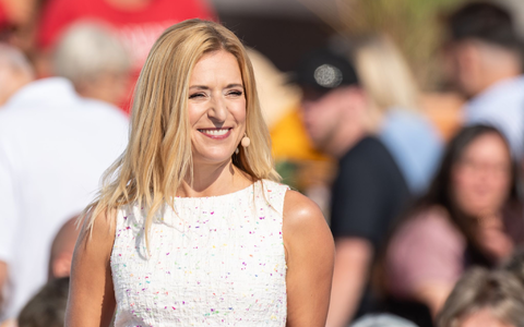 Stefanie Hertel springt in Rust für den verhinderten Stefan Mross ein.  - Foto: Silas Stein/dpa