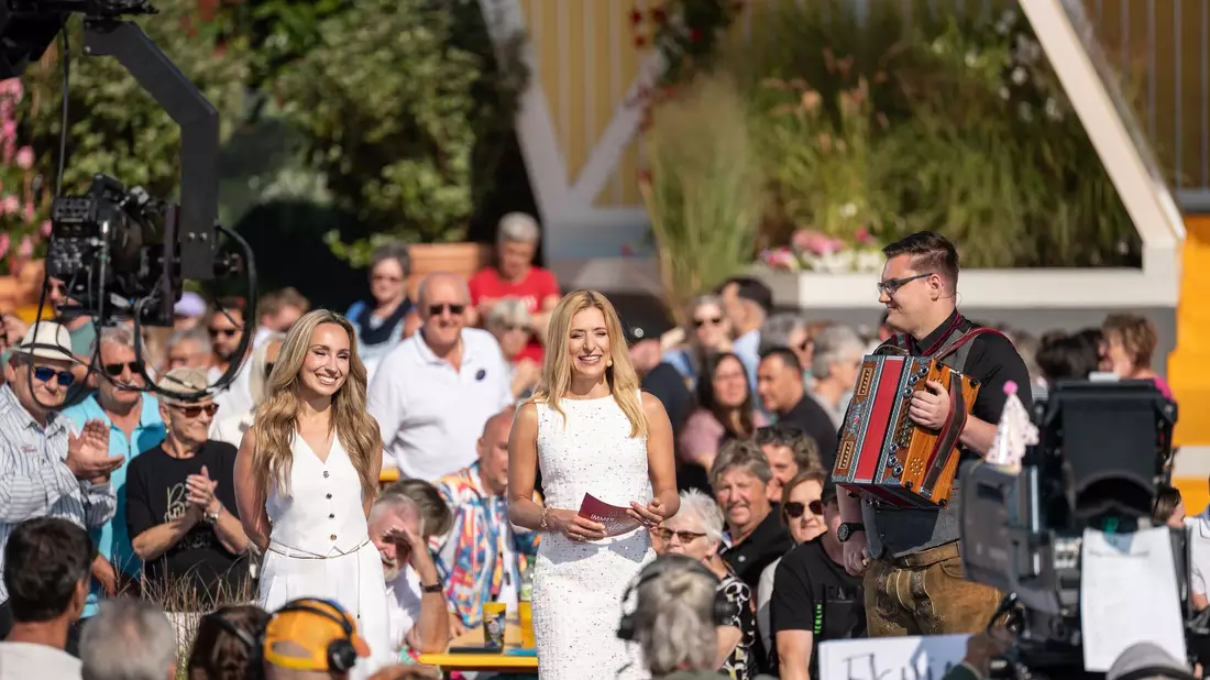 Stefanie Hertel moderiert die Sendung Immer wieder sonntags bei Sommerwetter. - Bild: Silas Stein/dpa