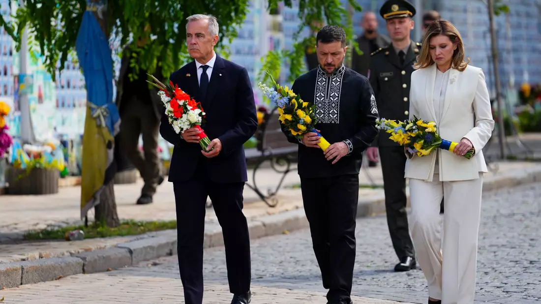 Kanadas Premierminister Mark Carney zusammen mit dem ukrainischen Präsidenten Wolodymyr Selenskyj und seiner Frau Olena bei einer Kranzniederlegung. - Bild: Sean Kilpatrick/The Canadian Press/AP/dpa