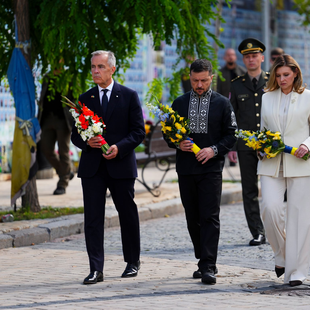 Kanadas Premierminister Mark Carney zusammen mit dem ukrainischen Präsidenten Wolodymyr Selenskyj und seiner Frau Olena bei einer Kranzniederlegung. - Foto: Sean Kilpatrick/The Canadian Press/AP/dpa