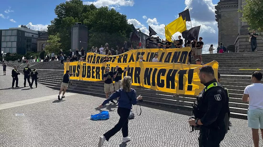 Demo der Identitären Bewegung während ARD-Sommerinterview am 24.08.2025 - Bild: über dts Nachrichtenagentur