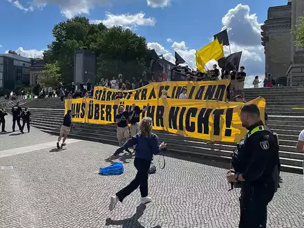Demo der Identitären Bewegung während ARD-Sommerinterview am 24.08.2025 - Foto: über dts Nachrichtenagentur