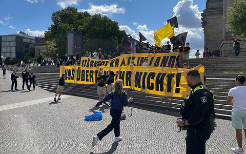 Demo der Identitären Bewegung während ARD-Sommerinterview am 24.08.2025 - Foto: über dts Nachrichtenagentur