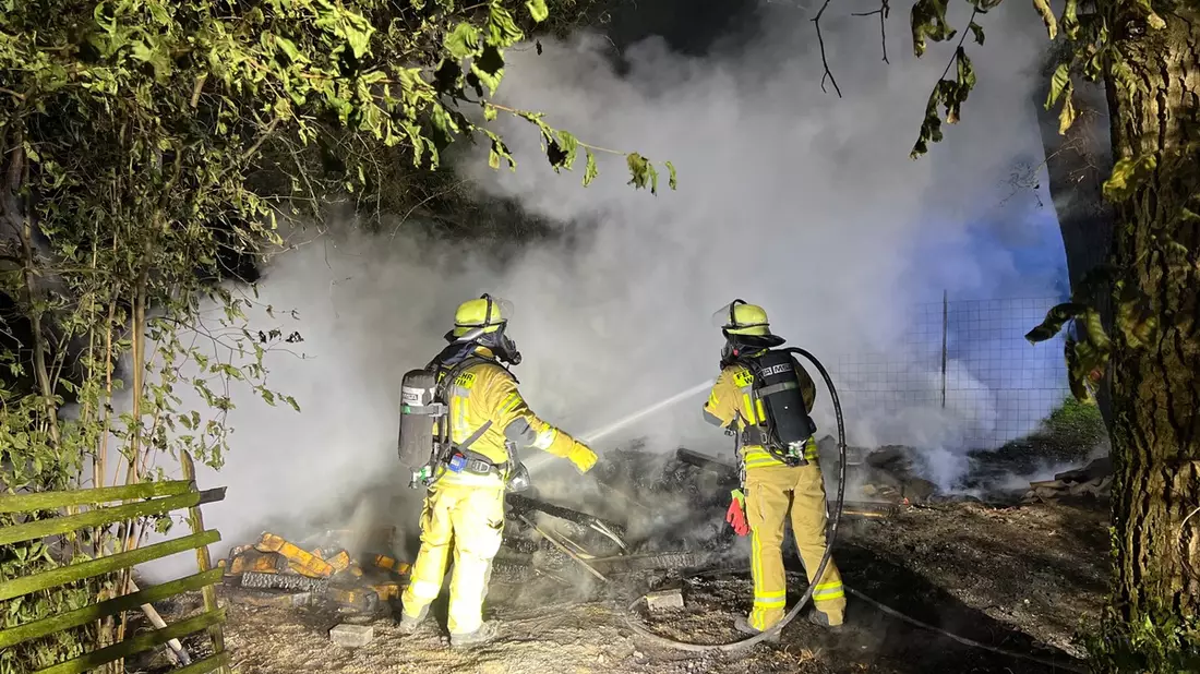 FW Weinheim: Gartenhütte im Gewann Hammelsbrunnen niedergebrannt - Weinheimer Feuerwehr verhindert weitere Ausbreitung - Bild: presseportal.de