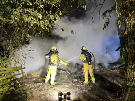 FW Weinheim: Gartenhütte im Gewann Hammelsbrunnen niedergebrannt - Weinheimer Feuerwehr verhindert weitere Ausbreitung - Foto: presseportal.de