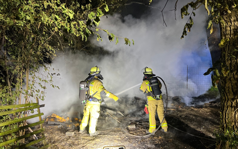 FW Weinheim: Gartenhütte im Gewann Hammelsbrunnen niedergebrannt - Weinheimer Feuerwehr verhindert weitere Ausbreitung - Foto: presseportal.de