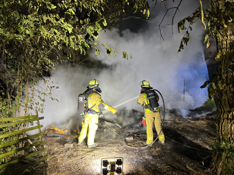 FW Weinheim: Gartenhütte im Gewann Hammelsbrunnen niedergebrannt - Weinheimer Feuerwehr verhindert weitere Ausbreitung - Foto: presseportal.de