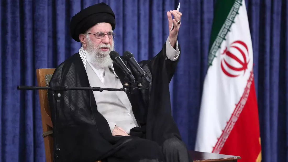 Irans oberster Führer Chamenei fordert harte Maßnahmen gegen die „Unruhestifter“, die er als Feinde des Landes bezeichnet. (Archivbild) - Bild: Uncredited/Office of the Iranian Supreme Leader via AP/dpa