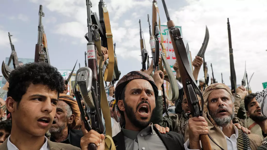 Huthi-Anhänger bei einer Demonstration gegen Israel und die USA. (Archivbild) - Bild: Osamah Abdulrahman/AP/dpa