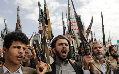 Huthi-Anhänger bei einer Demonstration gegen Israel und die USA. (Archivbild) - Foto: Osamah Abdulrahman/AP/dpa