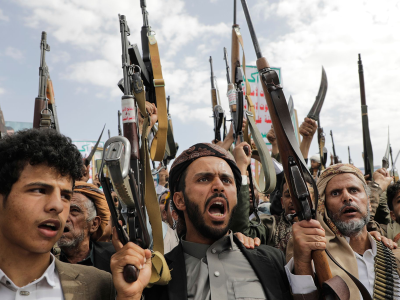 Huthi-Anhänger bei einer Demonstration gegen Israel und die USA. (Archivbild) - Foto: Osamah Abdulrahman/AP/dpa