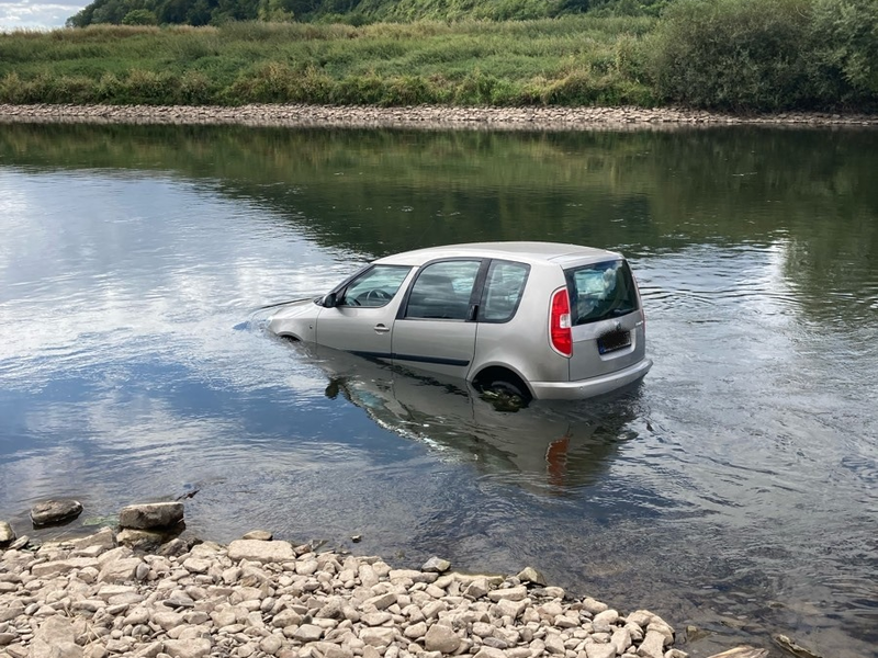 POL-HX: PKW rollt in die Weser - Foto: presseportal.de