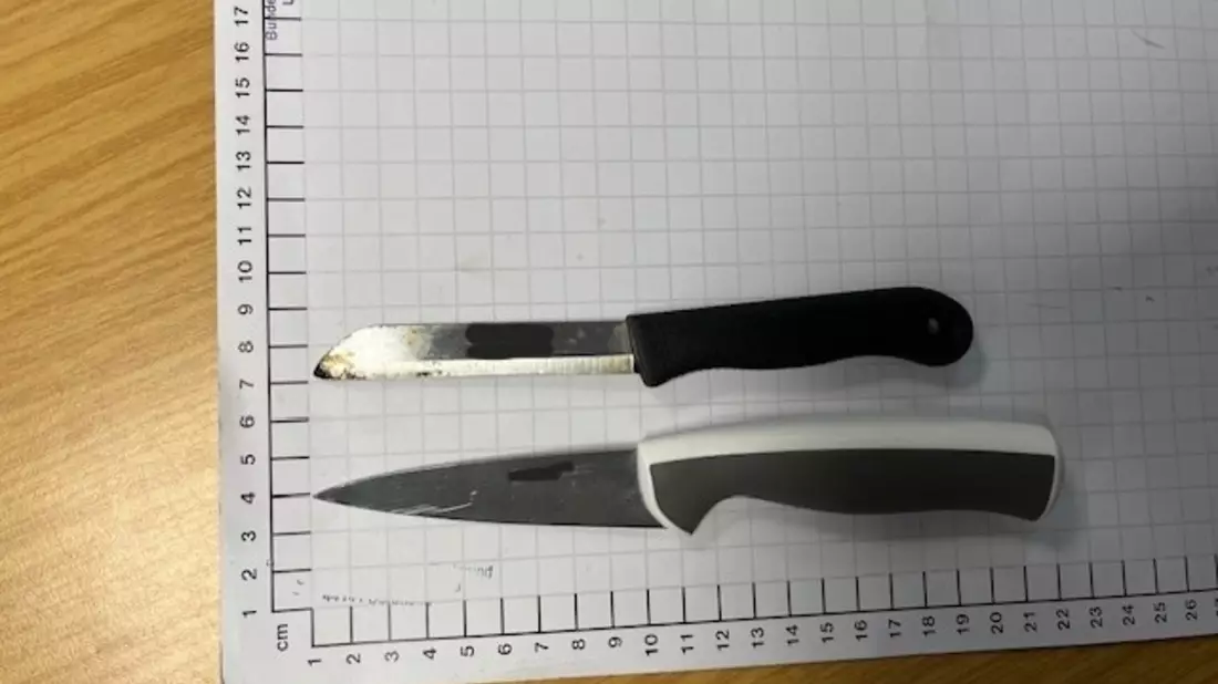 BPOL NRW: Hauptbahnhöfe Hagen und Essen: Bundespolizei stellt mehrere Messer und einen Teleskopschlagstock sicher. - Bild: presseportal.de