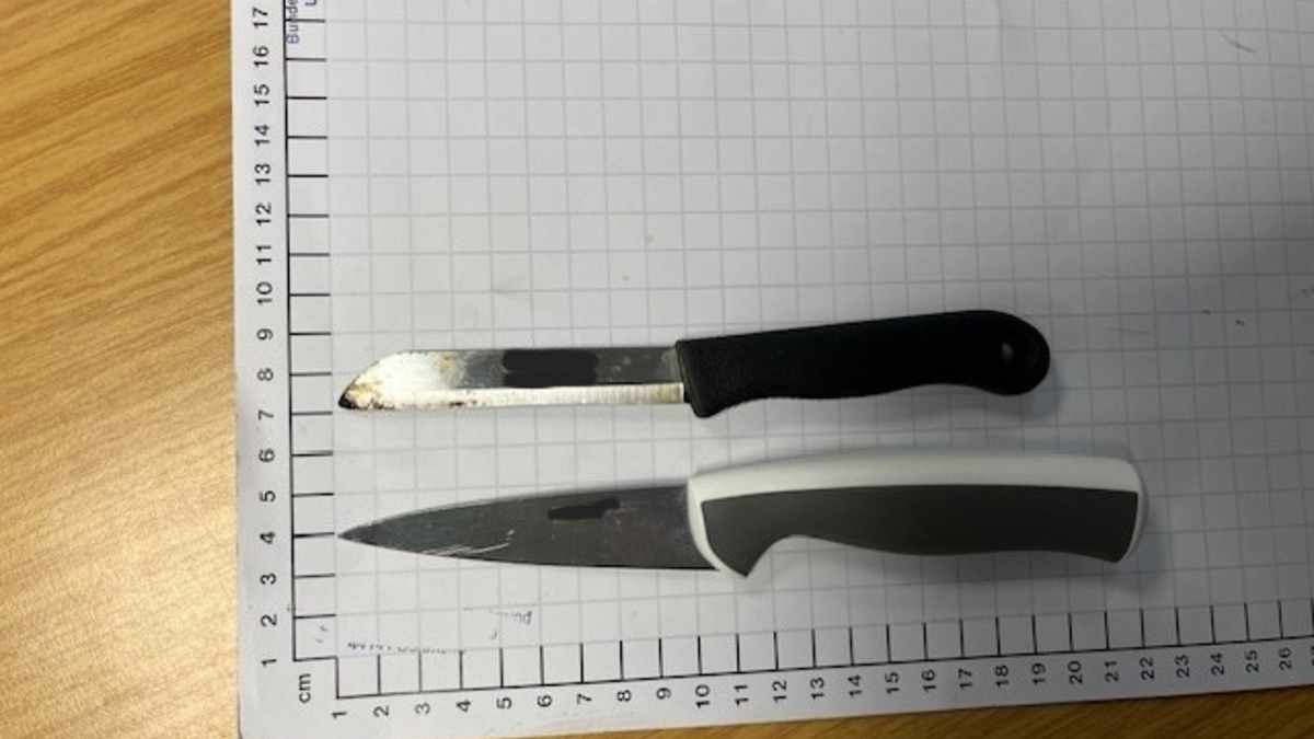 BPOL NRW: Hauptbahnhöfe Hagen und Essen: Bundespolizei stellt mehrere Messer und einen Teleskopschlagstock sicher. - Foto: presseportal.de