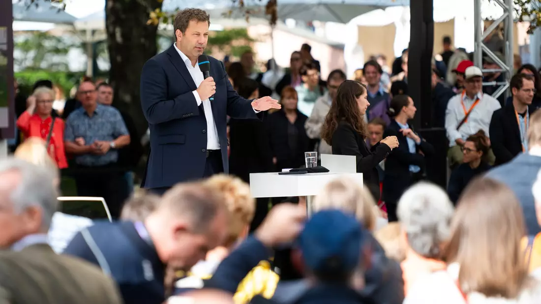 Vizekanzler Klingbeil will ein sozial ausgewogenes Vorgehen. - Bild: Christophe Gateau/dpa