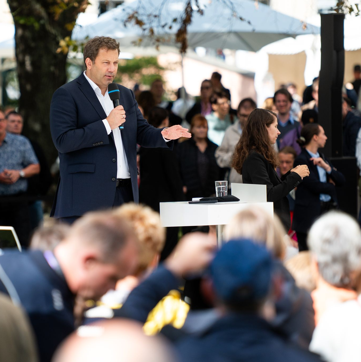 Vizekanzler Klingbeil will ein sozial ausgewogenes Vorgehen. - Foto: Christophe Gateau/dpa