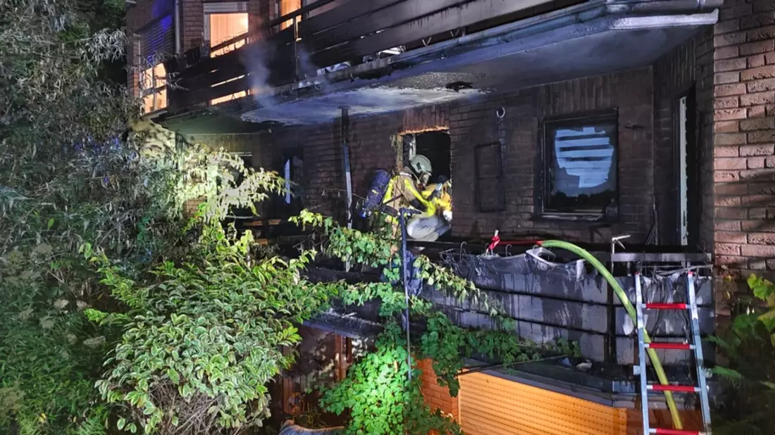 FW Grevenbroich: Sechs Bewohner nach Feuer auf Balkon im Krankenhaus / Zwei Brände fordern Grevenbroicher Feuerwehr während des Schützenfestes - Bild: presseportal.de