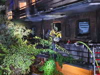 FW Grevenbroich: Sechs Bewohner nach Feuer auf Balkon im Krankenhaus / Zwei BrĂ€nde fordern Grevenbroicher Feuerwehr wĂ€hrend des SchĂŒtzenfestes - Foto: presseportal.de
