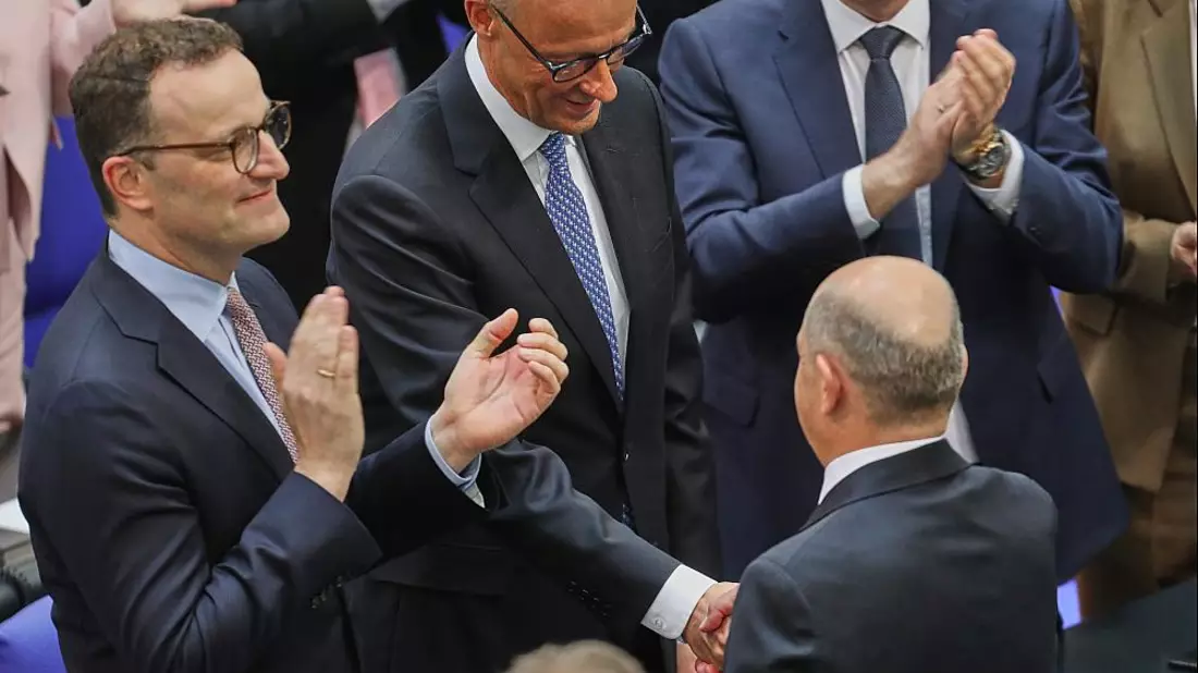 Olaf Scholz gratuliert Friedrich Merz nach der Kanzlerwahl (Archiv) - Bild: über dts Nachrichtenagentur