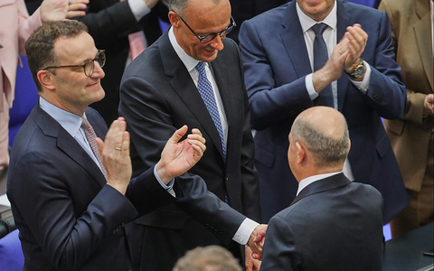 Olaf Scholz gratuliert Friedrich Merz nach der Kanzlerwahl (Archiv) - Foto: über dts Nachrichtenagentur