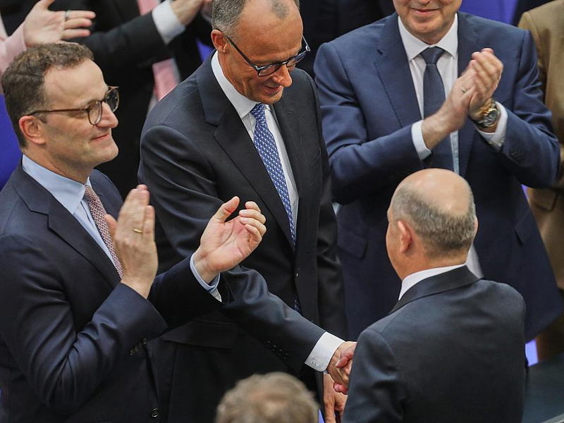 Olaf Scholz gratuliert Friedrich Merz nach der Kanzlerwahl (Archiv) - Foto: über dts Nachrichtenagentur