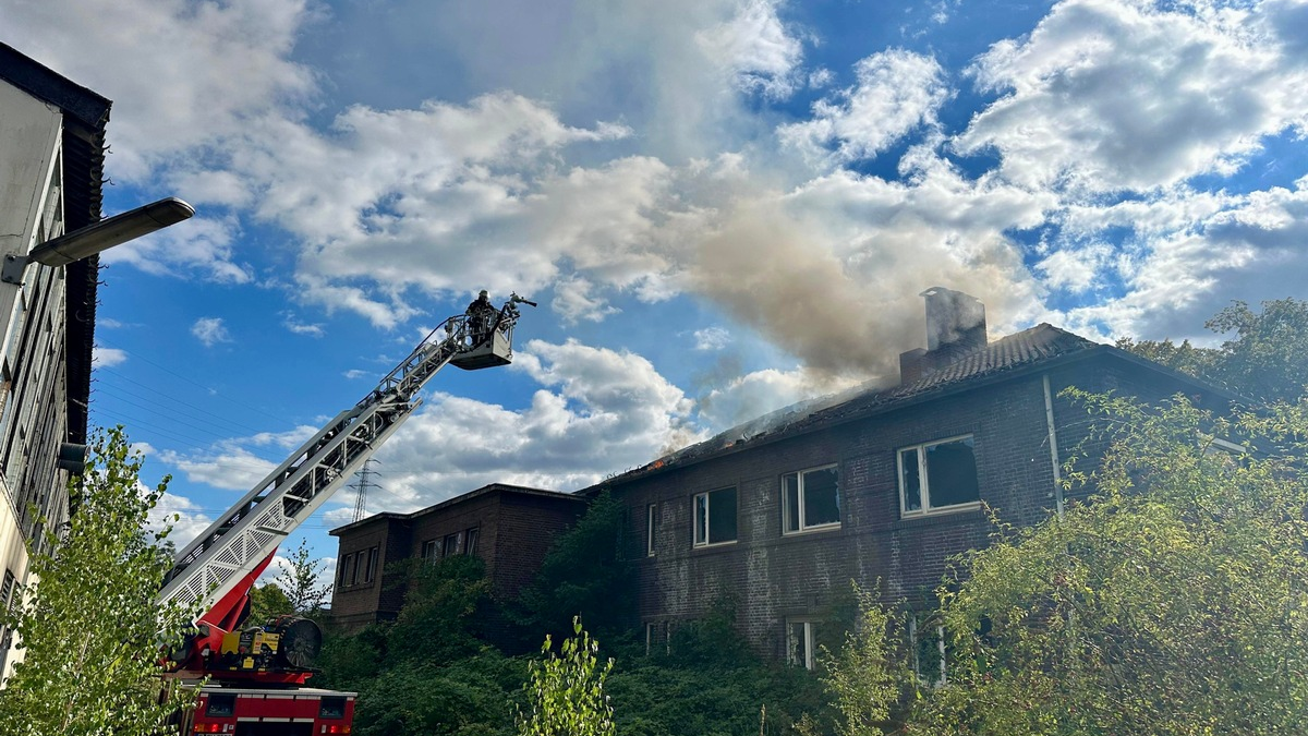 FW-E: Dachstuhlbrand auf verlassenem Industriegelände - keine Verletzten - Foto: presseportal.de