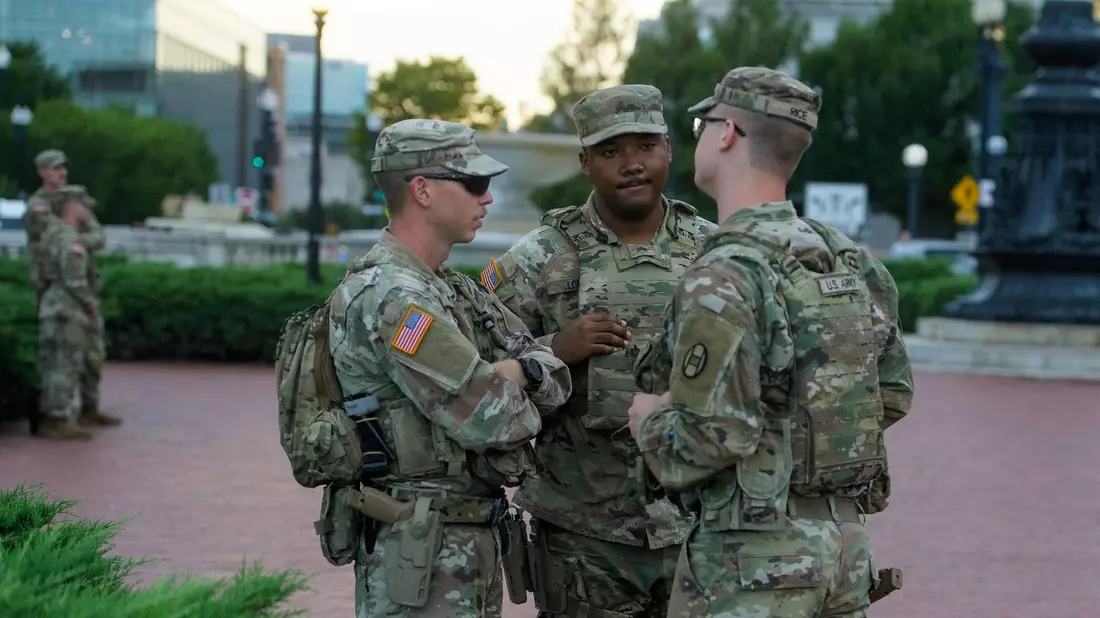 Nationalgardisten tragen nun auch Waffen in Washington. - Bild: Rod Lamkey/AP/dpa