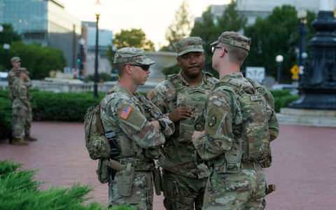 Nationalgardisten tragen nun auch Waffen in Washington. - Foto: Rod Lamkey/AP/dpa