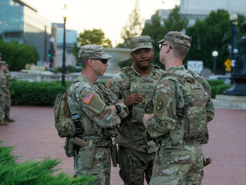 Nationalgardisten tragen nun auch Waffen in Washington. - Foto: Rod Lamkey/AP/dpa