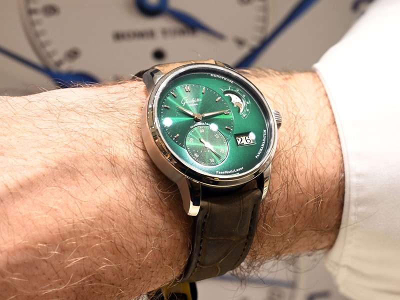 Juweliere nehmen verstärkt Interesse junger Kundschaft wahr.  - Foto: Uli Deck/dpa