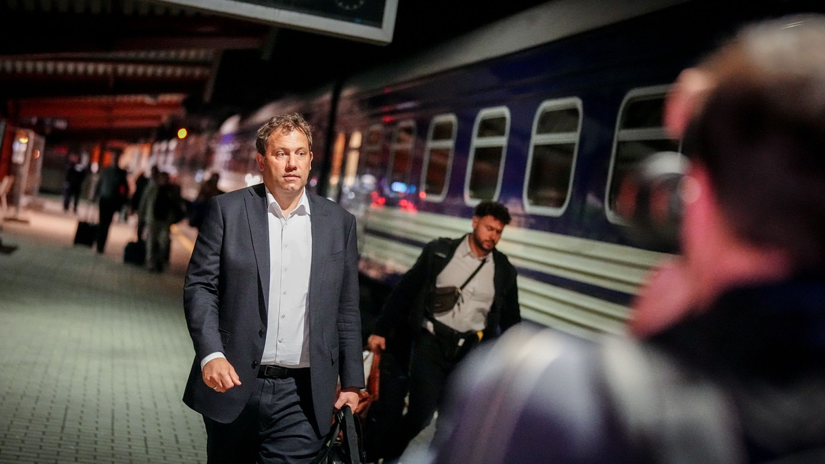 Klingbeil erinnert an gefallene ukrainische Soldaten. - Foto: Kay Nietfeld/dpa