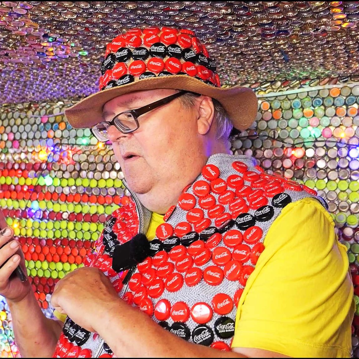 Rund 130.000 Flaschenverschlüsse hat Frank Zeidler in den vergangenen Jahren verbaut. - Foto: Jörn Hüneke/dpa