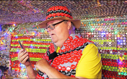 Rund 130.000 Flaschenverschlüsse hat Frank Zeidler in den vergangenen Jahren verbaut. - Foto: Jörn Hüneke/dpa Rund 130.000 Flaschenverschlüsse hat Frank Zeidler in den vergangenen Jahren verbaut. - Foto: Jörn Hüneke/dpa