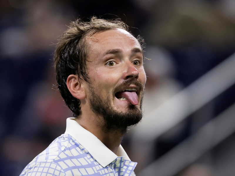 Daniil Medwedew legte sich mit dem Schiedsrichter an und heizte das Publikum an. - Foto: Adam Hunger/AP/dpa