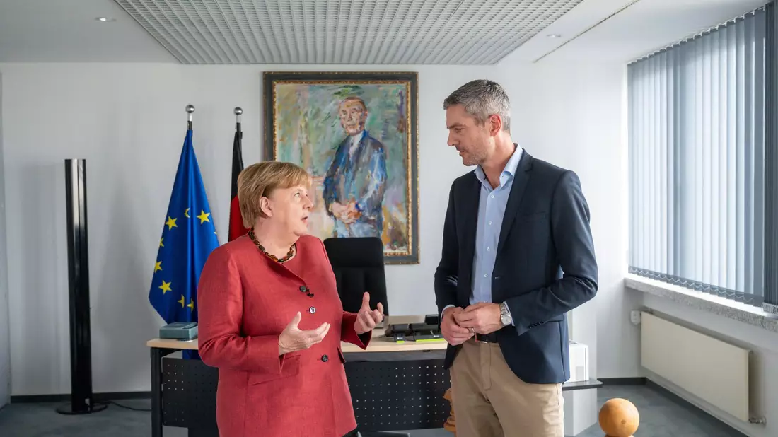 Zehn Jahre nach ihrem legendären Satz zieht Merkel Bilanz. - Bild: Thomas Ernst/NDR/dpa