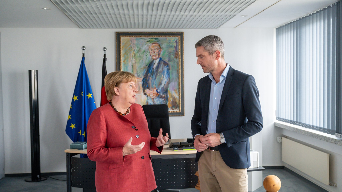 Zehn Jahre nach ihrem legendären Satz zieht Merkel Bilanz. - Foto: Thomas Ernst/NDR/dpa