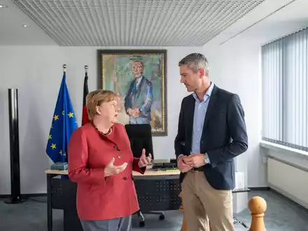 Zehn Jahre nach ihrem legendären Satz zieht Merkel Bilanz. - Foto: Thomas Ernst/NDR/dpa
