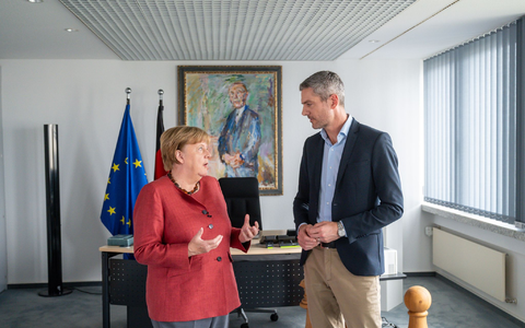 Zehn Jahre nach ihrem legendären Satz zieht Merkel Bilanz. - Foto: Thomas Ernst/NDR/dpa