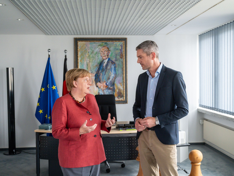 Zehn Jahre nach ihrem legendären Satz zieht Merkel Bilanz. - Foto: Thomas Ernst/NDR/dpa