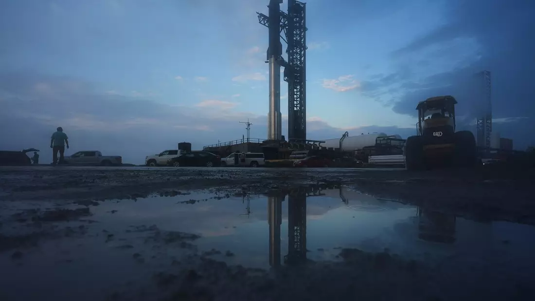 Mehrere Fahnen, darunter zwei mit dem Aufdruck SpaceX und Elon Musk, sind in der Nähe des Startortes. - Bild: Eric Gay/AP/dpa