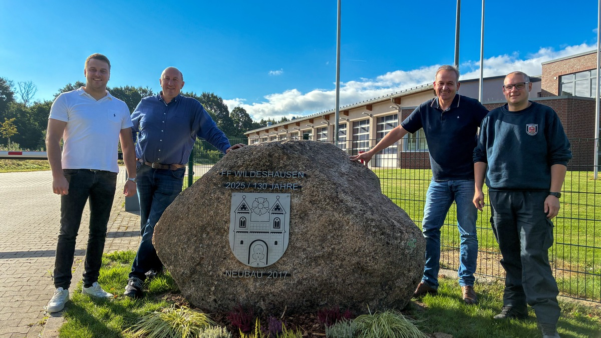 FW-OLL: Ein Stein für die Ewigkeit - Feuerwehr Wildeshausen feiert 130-jähriges Bestehen mit besonderem Jubiläumsgeschenk - Foto: presseportal.de