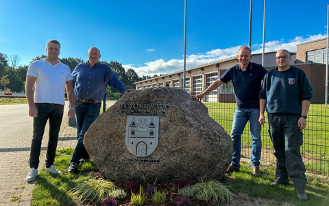 FW-OLL: Ein Stein für die Ewigkeit - Feuerwehr Wildeshausen feiert 130-jähriges Bestehen mit besonderem Jubiläumsgeschenk - Foto: presseportal.de