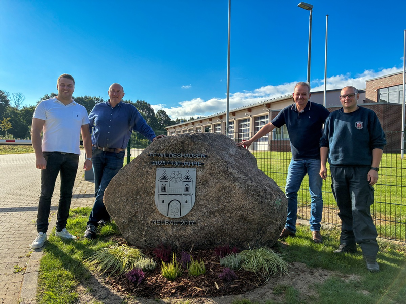 FW-OLL: Ein Stein für die Ewigkeit - Feuerwehr Wildeshausen feiert 130-jähriges Bestehen mit besonderem Jubiläumsgeschenk - Foto: presseportal.de