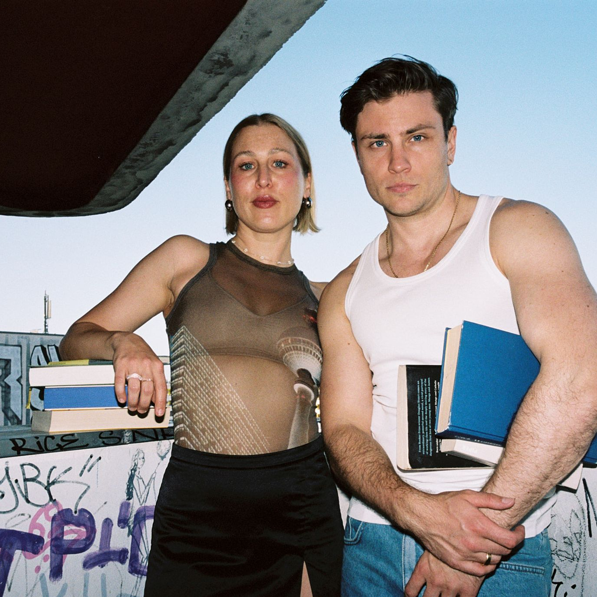 Jannik Schümann und Kara Wolf präsentieren ihren Buchclub «Zwischen Kotti und Kapiteln» als Podcast. - Foto: Arne Grugel/-/dpa