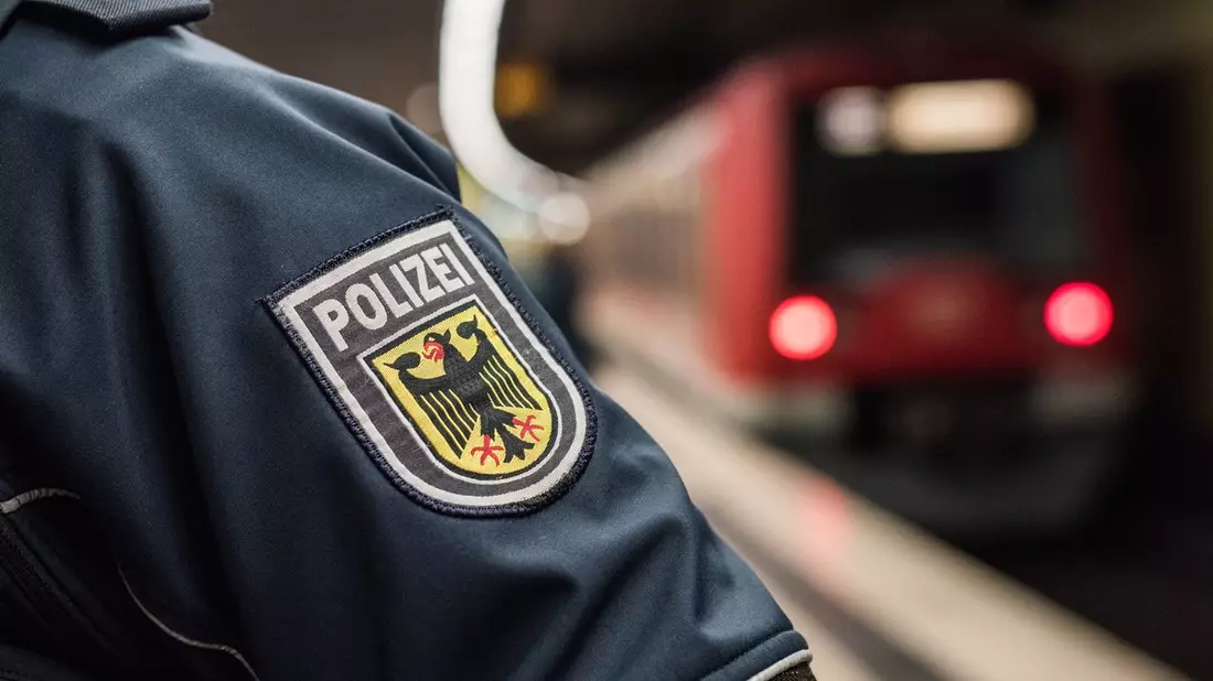 BPOL-HH: Lebensgefahr: Mann sammelt im laufenden Bahnverkehr Pfandflaschen in den Gleisen- ICE musste durch Schnellbremsung gestoppt werden - Bild: presseportal.de