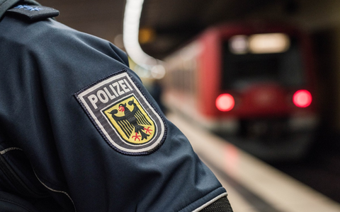 BPOL-HH: Lebensgefahr: Mann sammelt im laufenden Bahnverkehr Pfandflaschen in den Gleisen- ICE musste durch Schnellbremsung gestoppt werden - Foto: presseportal.de