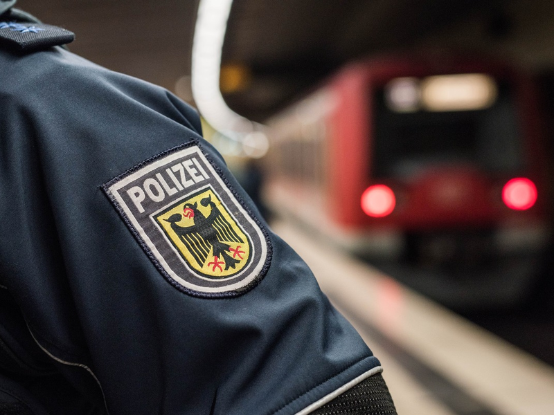 BPOL-HH: Lebensgefahr: Mann sammelt im laufenden Bahnverkehr Pfandflaschen in den Gleisen- ICE musste durch Schnellbremsung gestoppt werden - Foto: presseportal.de