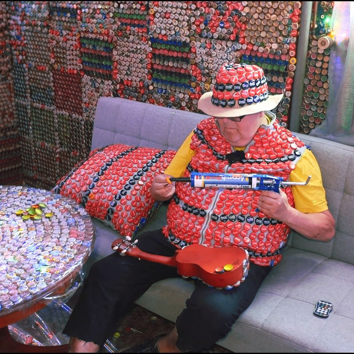 Auf Instagram will er als «Kronkorken Frank» auch Aufmerksamkeit auf das Thema Angehörigenpflege ziehen. - Foto: Jörn Hüneke/dpa