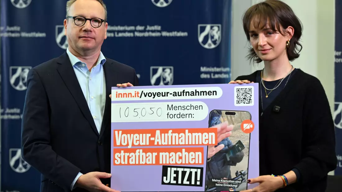 Yanni Gentsch hat die Petition an NRW-Justizminister Benjamin Limbach übergeben. - Bild: Federico Gambarini/dpa